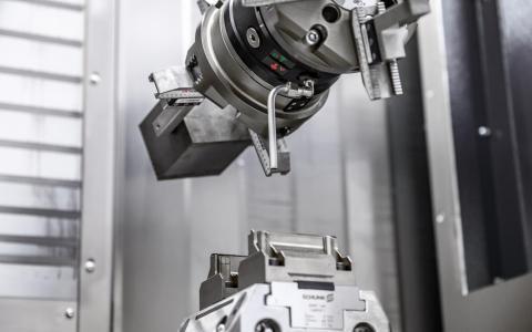 HEDELIUS 5-Achs-Bearbeitungszentrum ACURA 50 EL an Werkstückautomation RoboJob Mill-Assist | Automatische Abblasfunktion