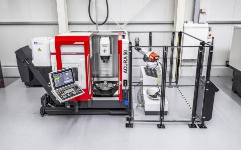 Werkstückautomation RoboJob Mill-Assist an 5-Achs-Bearbeitungszentrum ACURA 50 EL