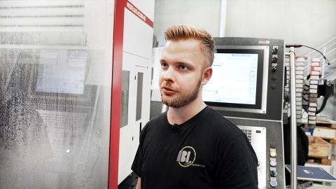 Maschinenbediener Moritz Sammer schwärmt von der unkomplizierten Bedienung  der ACURA 65.